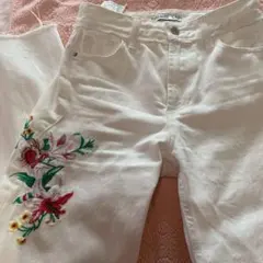 ZARA ♡花柄刺繍のホワイト デニム♡ ダメージ加工☆ 裾スリット　S