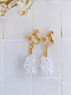 ハンドメイド　水引連続あわじ結びのイヤリング(白)