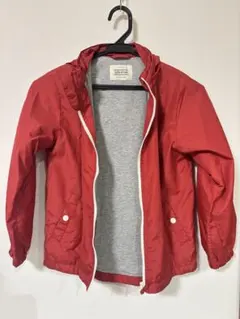 赤いフード付きジャケット