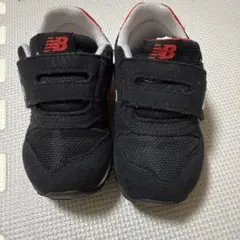 New Balance 373 ブラック/レッド ベルト付きスニーカー