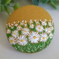 #305　刺繍ブローチ　ハンドメイド　くるみボタン