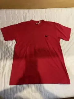Nike 赤 Tシャツ ロゴ入り