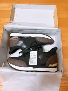 完売品 新品 MICHAELKORS マイケルコース ニットスニーカー 25.5のサムネイル
