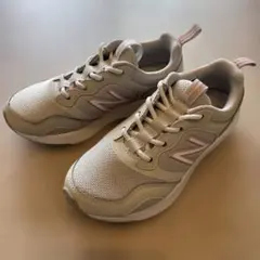 美品　New Balance ランニング　ウォーキング　スニーカー　23.5cm