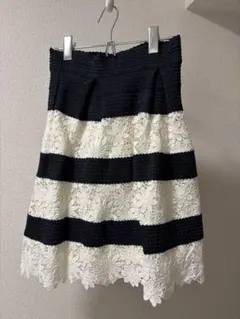 ネイビーとホワイトのフレアスカート