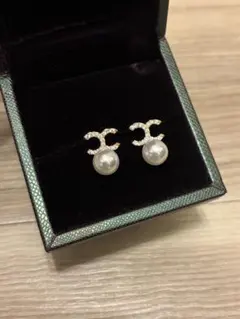 【CCロゴ】ラインストーンパールピアス　ゴールド