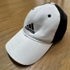 子供用　アディダス　メッシュ素材のキャップ　白×黒　54〜57cm