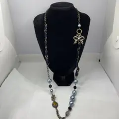 花モチーフのロングネックレス