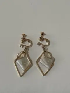 ゴールド ホワイト ダイヤモンド型イヤリング