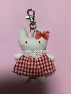 ハンドメイドぬいぐるみ うさぎのドールチャーム　赤いチェックドレスのサムネイル