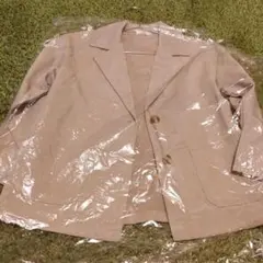 ベージュのジャケットとパンツのセット