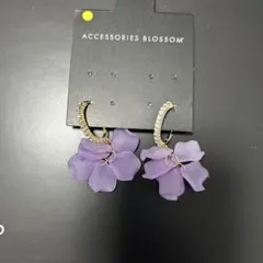紫色の花型ピアス ストーン付きフープ