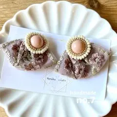 ハンドメイド　no.7  ビーズ刺繍のお花とインド刺繍リボンのピアス／イヤリング