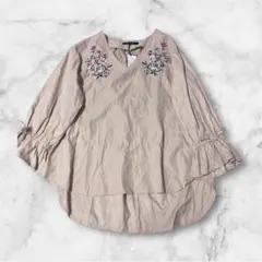 M443☆新品¥3,900INGNI 刺繍花柄七分袖フリルプルオーバー