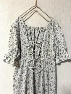 MAJESTIC LEGON レースアップ　小花柄ワンピース　 花柄ワンピースのサムネイル
