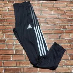adidas ブラックパンツ 3本ライン　ジャージパンツ　キッズM　150cm