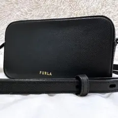 ✨現行 極美品✨ フルラ リリー カメラバッグ レザー ロゴのサムネイル