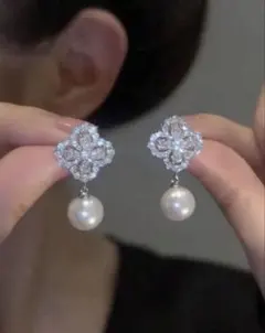 花形クリスタルと真珠のピアス