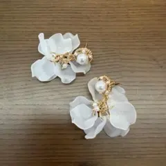 【SALE】新品 ホワイトパール調 揺れる透け感花びらピアス