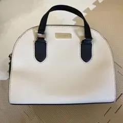 ケイトスペードのベージュと黒のハンドバッグ　春先取り