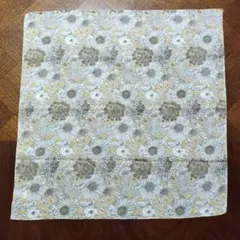 リバティLIBERTY生地　INTERMODE　花柄プリントハンカチ　ベージュ系