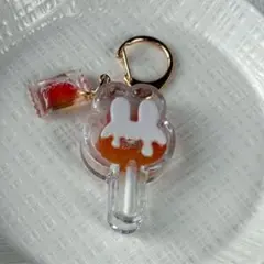 棒付きキャンディー風 うさぎモチーフキーホルダー｜オレンジ×レッド