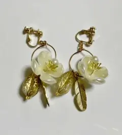 パールフラワーピアス／イヤリング  ハンドメイド