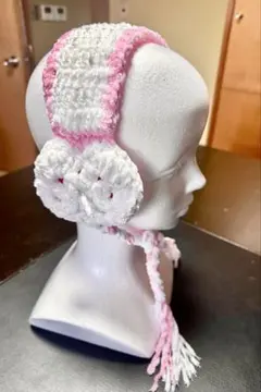 白とピンクの花モチーフ耳あて