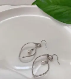 リーフ型フープピアス パール付き ぶら下がり シルバー