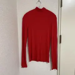 赤いタートルネック長袖トップス