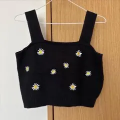 【新品・未着用（美品）値下げ中‼️】デイジー刺繍入り 黒ニット ビスチェのサムネイル