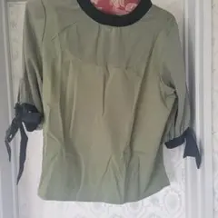 新品オリーブグリーン トップスちょうちん袖で可愛いです