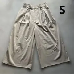 GU ベージュ プリーツ入り ワイドパンツ　S ジーユー　匿名配送