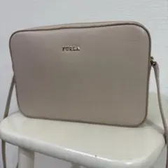 フルラ リリー カメラバック 斜め掛け レザー ピンクベージュ ゴールド