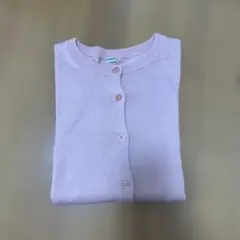 薄いピンクの長袖カーディガン