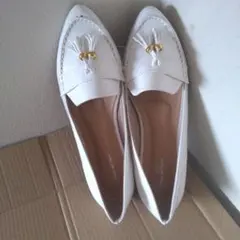 Thai Parts タッセル付きホワイトフラットシューズ