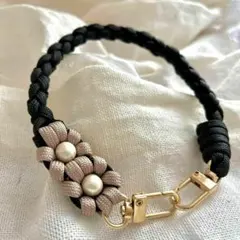 花2つ　ストラップ　スマホ　パラコード　ベージュ　コットンパール　ハンド