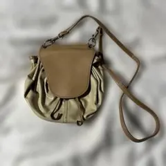ベージュ レザー ショルダーバッグ ドローストリング式