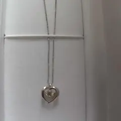 プラチナハート型 ダイヤペンダント ネックレス動くと真ん中のダイヤが揺れます。