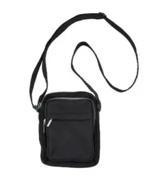 3COINS はっ水ミニショルダーバッグ（ブラック）