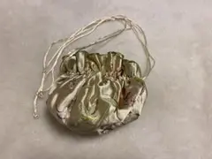 CHRIS CELIN 刺繍入りゴールドサテン巾着袋