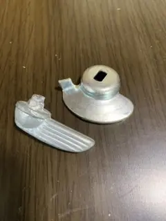 ベスパ　サイドフラップ　スモール90ss・50ss等縦縞留金具ジャンクのサムネイル