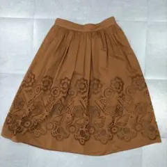PASSIONE　シルク混 カットワーク ミモレ丈 スカート　レディースM相当のサムネイル