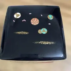 黒色の重箱 カラフル模様付き