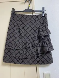 ヒザ丈スカート　フリル　美品　カシミヤ混のサムネイル