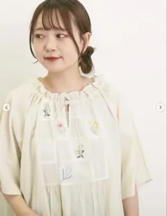 新品タグ付き　サマンサモスモス　パッチワーク刺繍チュニックブラウス　キナリ　花柄