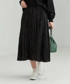 グリーンレーベルリラクシング　ドット柄　フレアスカート　サテン　ギャザー　黒
