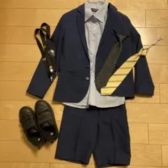 ネイビー スーツ ショートパンツ 黒スニーカー