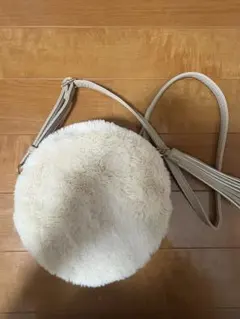 クリーム色ファー円形ショルダーバッグ