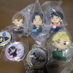 BTS フィギュア4体とバッジ3個セット